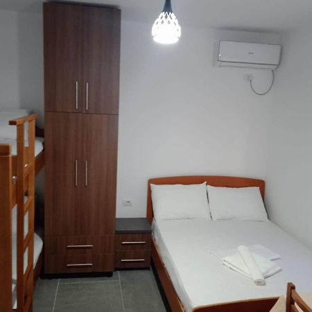 Villa Besnik, Rooms For Rent Vlore Bagian luar foto