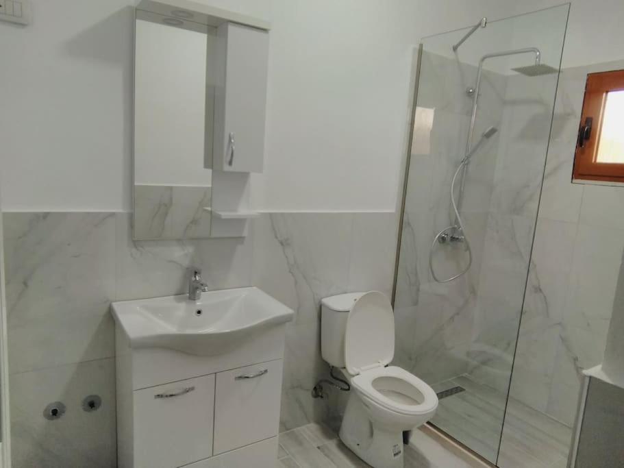 Villa Besnik, Rooms For Rent Vlore Bagian luar foto
