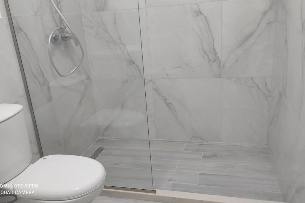 Villa Besnik, Rooms For Rent Vlore Bagian luar foto