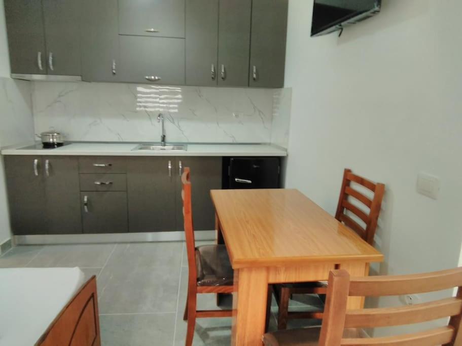 Villa Besnik, Rooms For Rent Vlore Bagian luar foto