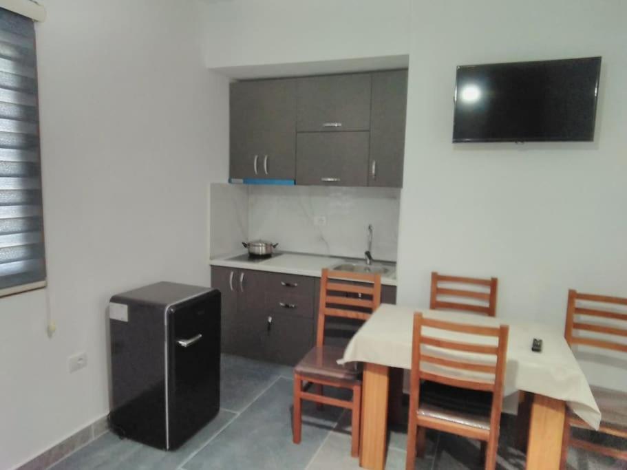 Villa Besnik, Rooms For Rent Vlore Bagian luar foto