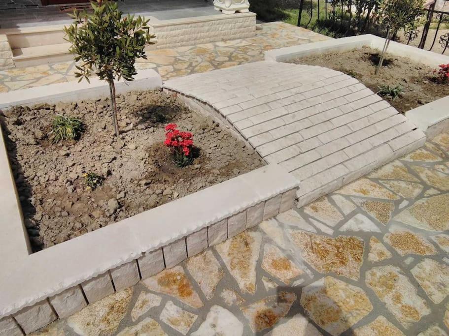 Villa Besnik, Rooms For Rent Vlore Bagian luar foto
