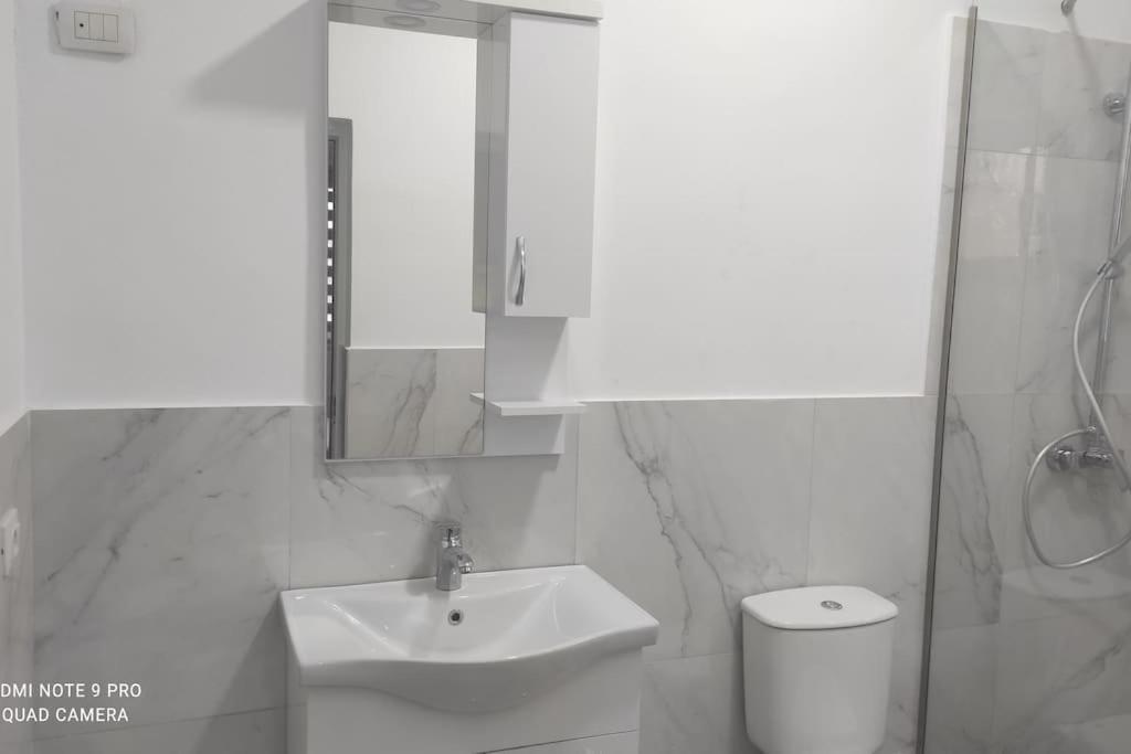 Villa Besnik, Rooms For Rent Vlore Bagian luar foto