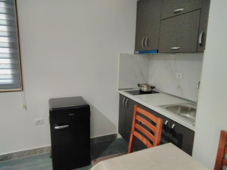 Villa Besnik, Rooms For Rent Vlore Bagian luar foto