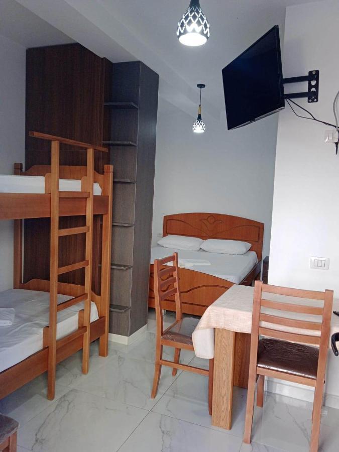 Villa Besnik, Rooms For Rent Vlore Bagian luar foto