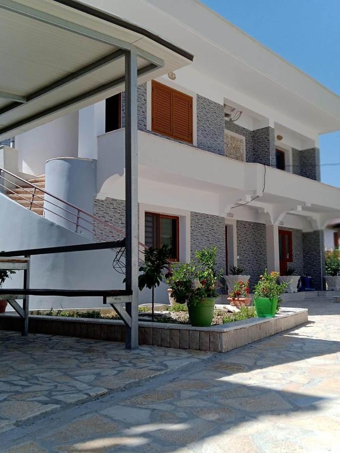 Villa Besnik, Rooms For Rent Vlore Bagian luar foto