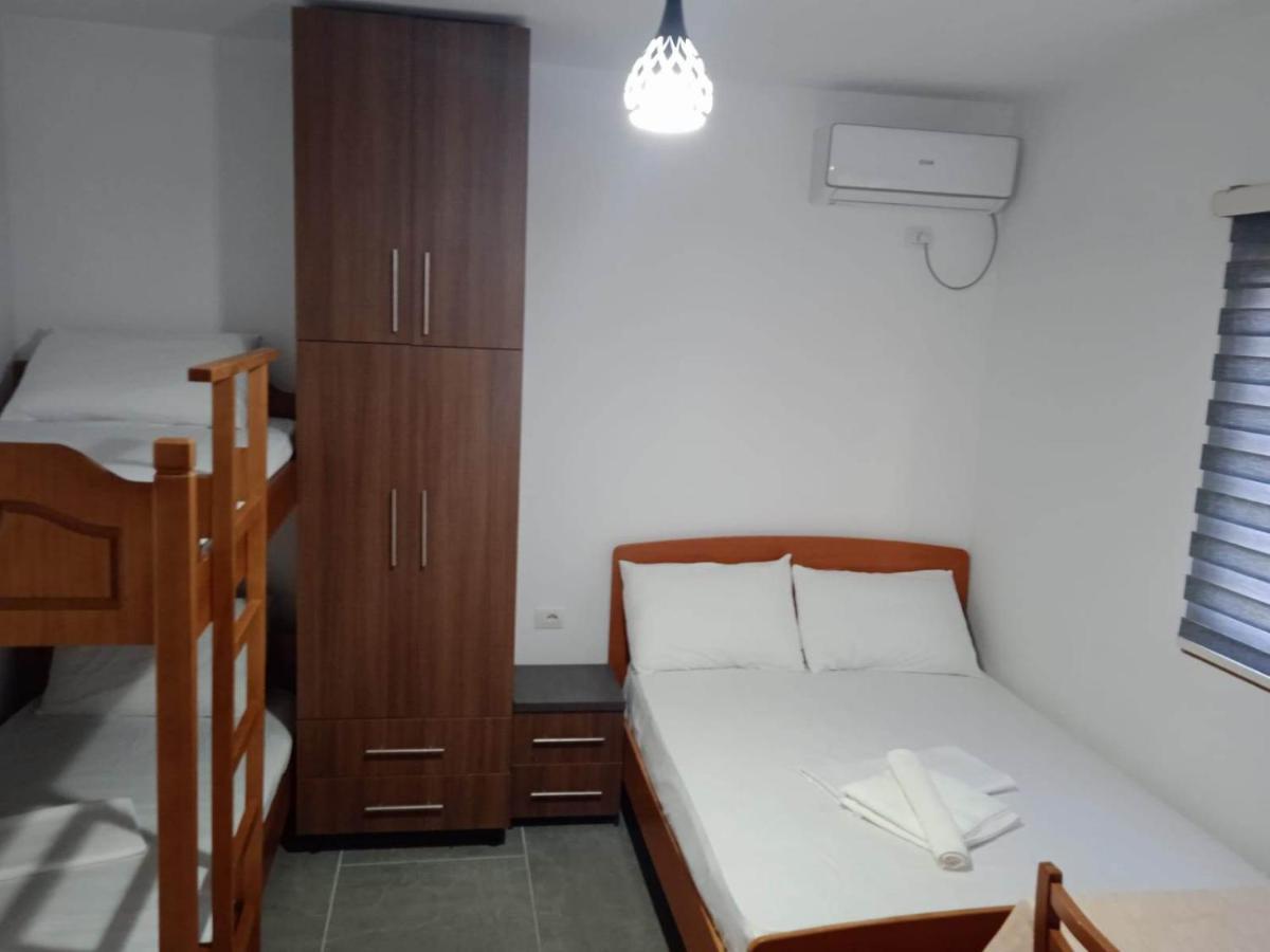 Villa Besnik, Rooms For Rent Vlore Bagian luar foto