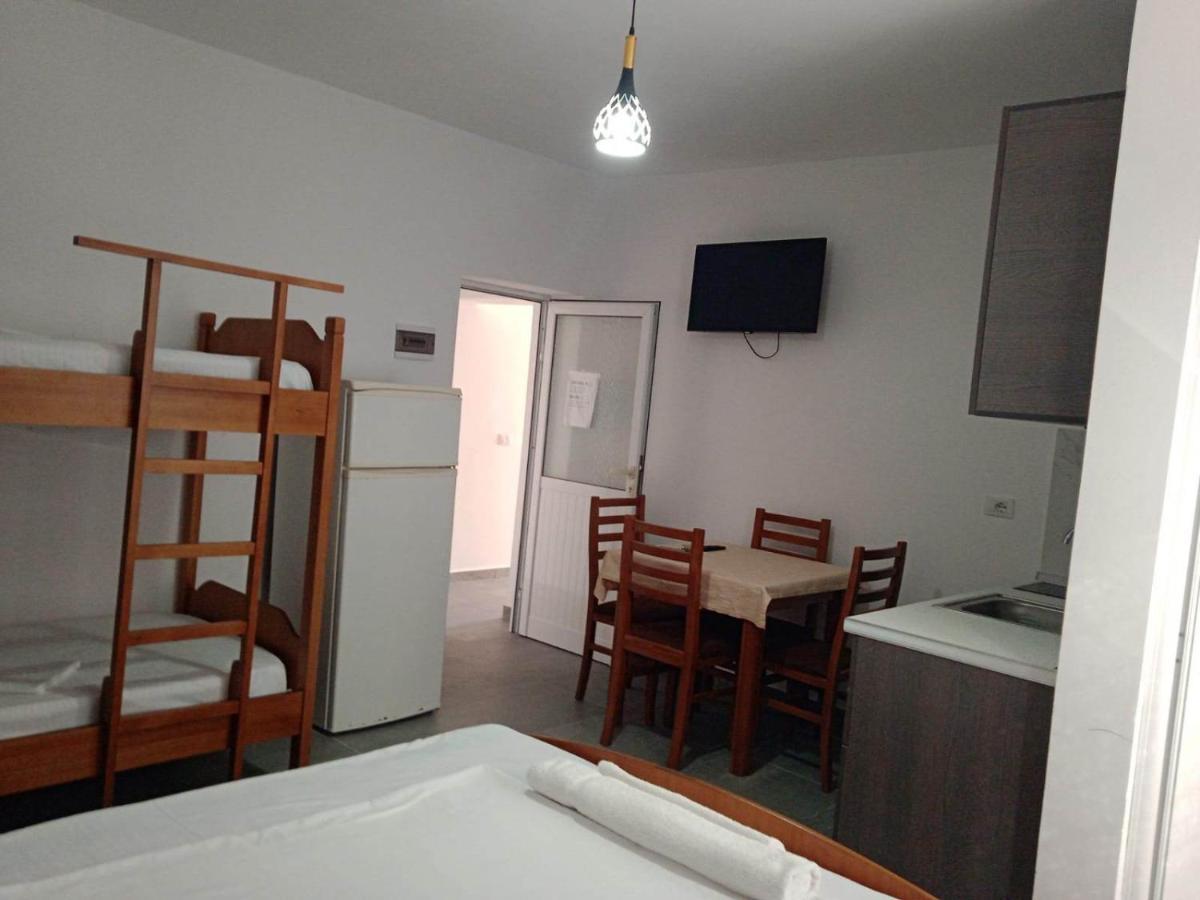 Villa Besnik, Rooms For Rent Vlore Bagian luar foto