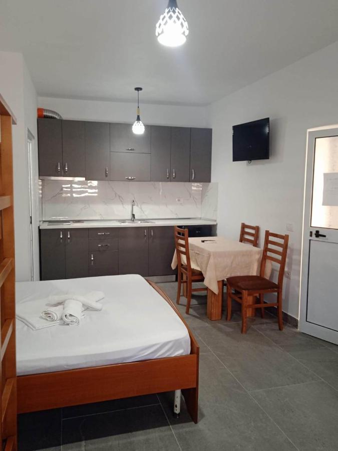 Villa Besnik, Rooms For Rent Vlore Bagian luar foto
